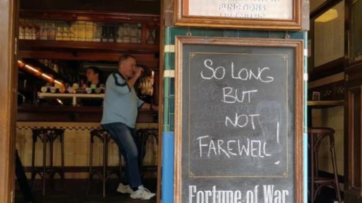 Надпись "До свидания, но не прощай" на вывеске перед старейшим баром Сиднея, 23 марта 2020 года/REUTERS