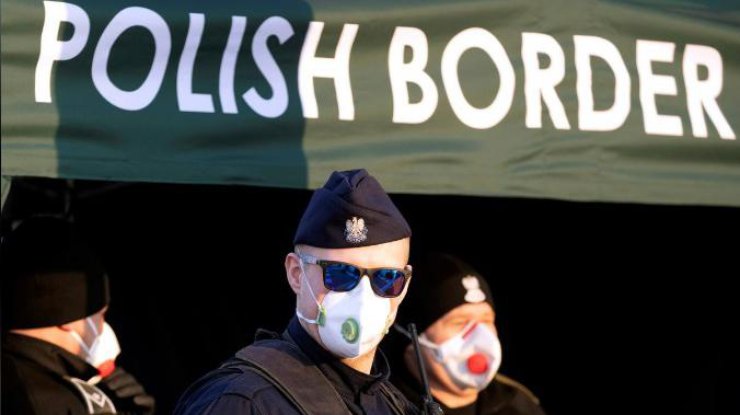 Польский полицейский на границе между Германией и Польшей, 17 марта 2020 года/REUTERS