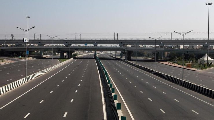 Пустынное национальное шоссе в Нью-Дели, Индия, 22 марта 2020 года REUTERS