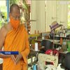 Монастир у Таїланді виробляє захисні маски з відходів