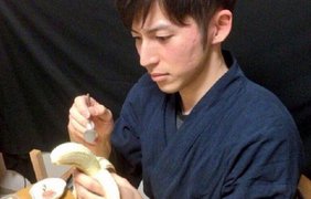 Японец вырезает фигурки из бананов/ Фото: newsyou.info