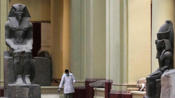 Дезинфекция в египетском музее в Каире, 23 марта 2020 года/REUTERS