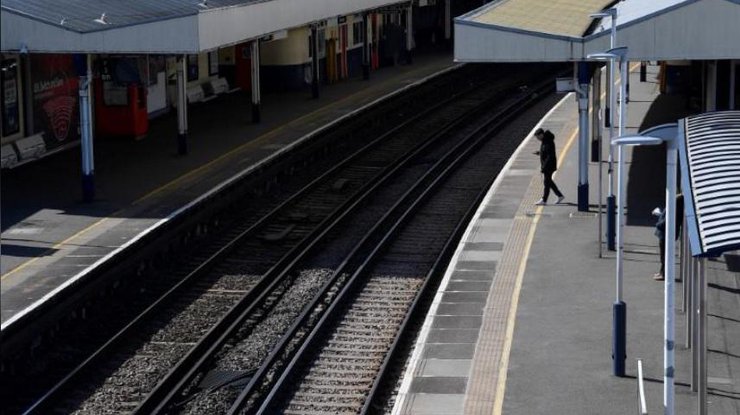 Пустая платформа на станции Ричмонд в западном Лондоне, 24 марта 2020 года/REUTERS