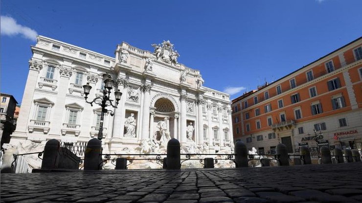 Пустой фонтан Ди Треви в Риме, Италия, 24 марта 2020 года/REUTERS 