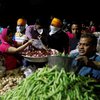 Индийцы раскупают продукты, готовясь к трехнедельной изоляции