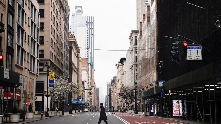 Мужчина пересекает пустую 5-ю авеню в центре Манхэттена, Нью-Йорк, США, 25 марта 2020 года/Reuters