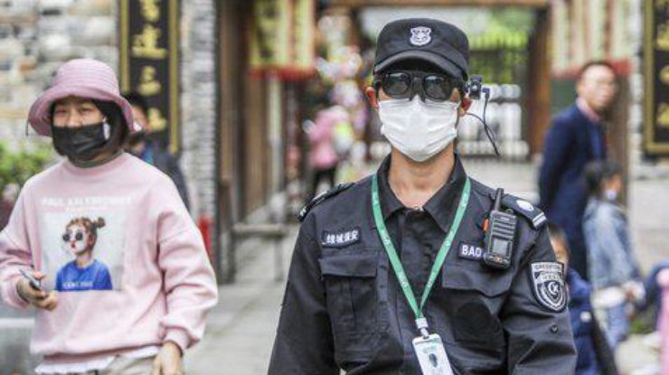 В Китае полиция отслеживает больных коронавирусом с помощью смарт-очков/ Фото: tech.liga.net