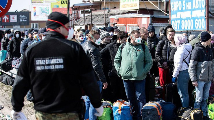 Фото: очередь на границе/ Газета.Ру