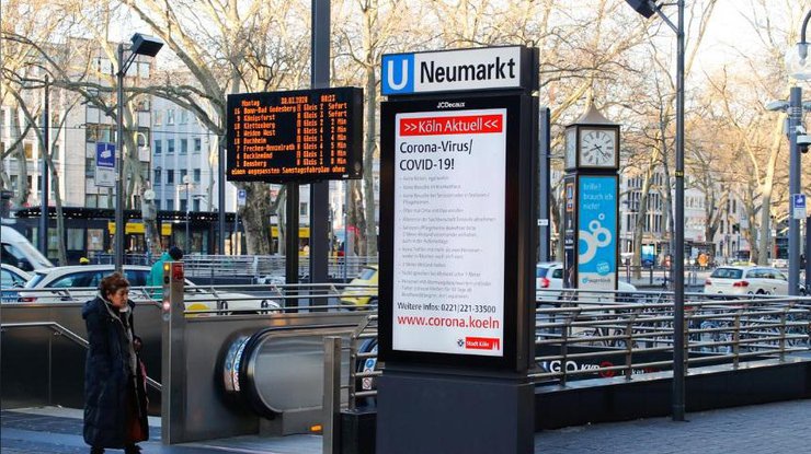Информационное табло, предупреждающее об эпидемии коронавируса на станции метро в Кельне, Германия, 30 марта 2020 года/REUTERS 