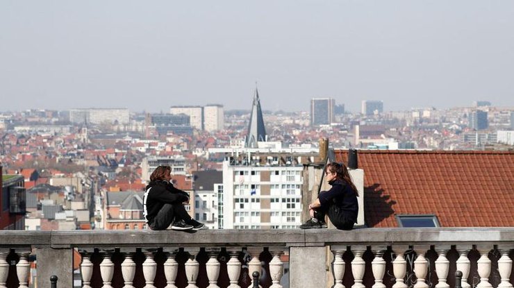 Мужчина и женщина практикуют "социальную дистанцию" в центре Брюсселя, Бельгия/REUTERS