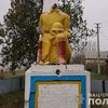 В Тернопольской области вандалы отбили голову у памятника советскому солдату