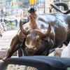 Обнаженная блондинка оседлала статую быка на Уолл-стрит