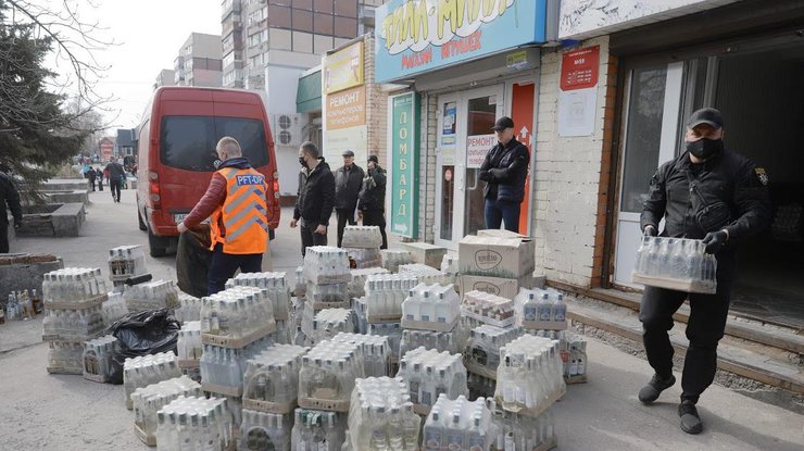 В Днепре из 700 литров изъятого алкоголя сделают на антисептики/ Фото: dniprorada.gov.ua