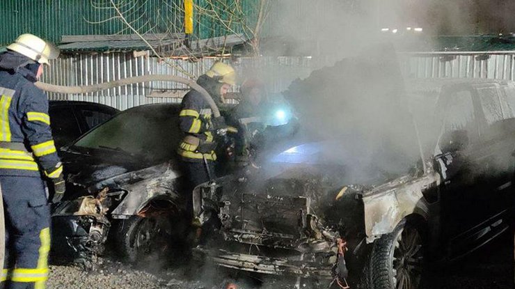 В Киеве загорелся Range Rover/ Фото: "Информатор"