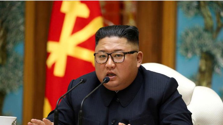 Северокорейский лидер Ким Чен Ын выступает на Политбюро ЦК Рабочей партии Кореи, 11 апреля 2020/Фото: REUTERS