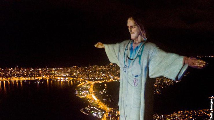 Статую Христа в Рио-де-Жанейро "одели" в халат врача/ Фото: strana.ua