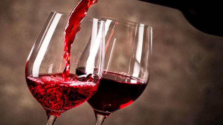 Ученые заявили, что красное вино способно замедлять процесс старения/ Фото: mirkosmosa.ru