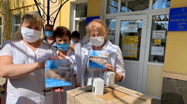 Фото: порт "НИКА-ТЕРА" передает николаевским медикам оборудование