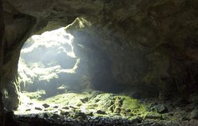 Укрытие от коронавируса: в Индии туристы прятались от болезни в пещере