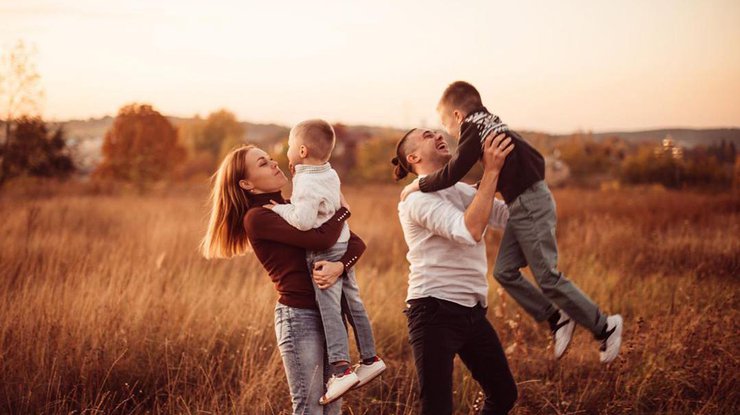 Alyosha вместе с мужем Тарасом Тополей и детьми / Фото: Instagram