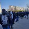 Карантин по-киевски: на остановке скопились более 100 людей (видео)