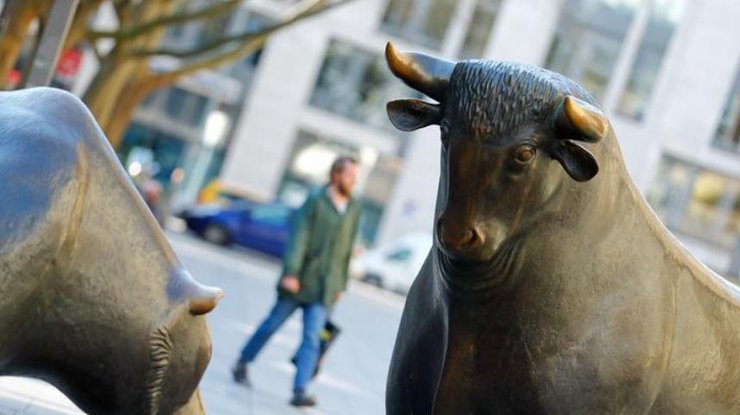 Статуи быка и медведя - символы успешной и плохой торговли перед зданием Немецкой фондовой биржей (Deutsche Boerse/REUTERS