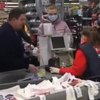 Кричал, хамил и бросил деньги в лицо кассиру: в супермаркете Полтавы покупатель устроил скандал (видео)