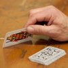 Вышли не за продуктами: полиция Италии застала пенсионеров в лесу за игрой в карты