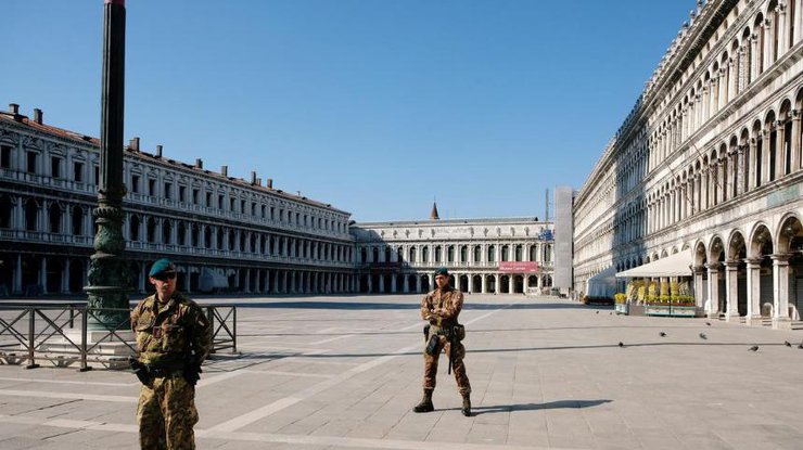 Солдаты патрулируют пустую площадь Сан-Марко в Венеции, Италия, 5 апреля 2020 года/REUTERS