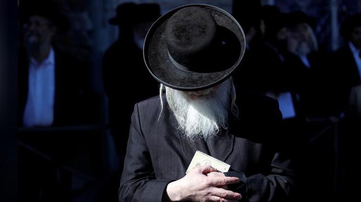Ультраортодоксальный еврей молится во время акции протеста в Иерусалиме 12 февраля 2014 года/REUTERS