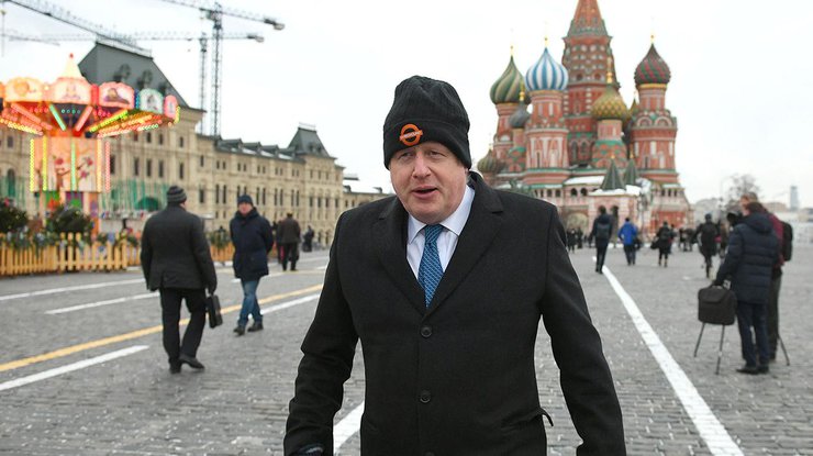 Министр иностранных дел Великобритании Борис Джонсон на Красной площади во время визита в Москву, 22 декабря 2017 года/REUTERS