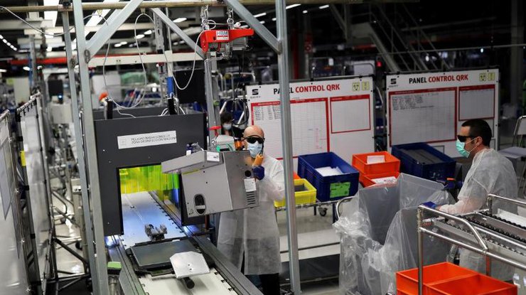Производственная линия нового медицинского устройства под названием OxyGEN на автомобильном заводе SEAT в Испании, 7 апреля 2020 года/Фото: REUTERS