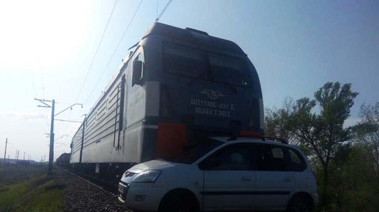 На железнодорожном переезде случилась авария/ Фото: ГСЧС Украины