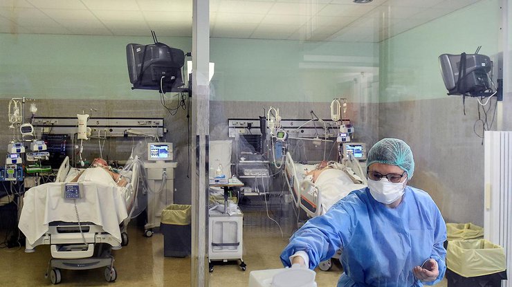 Госпитализация людей с коронавирусной болезнью/ Фото: gazeta.ru