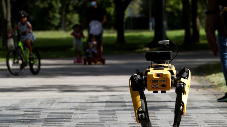 В Сингапуре соблюдение дистанции в парке контролирует робот/ Фото: unian.ua
