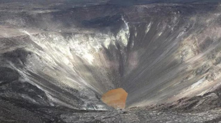 Озеро в кратере вулкана/ Фото: NASA