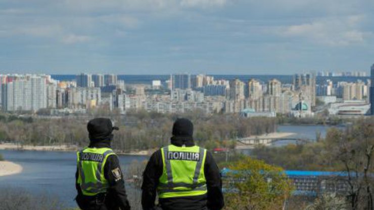 Полицейские в киевском парке / Фото: Сергей Долженко/ЕРА