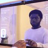 Гаджет из будущего: инженер создал умное зеркало (видео)