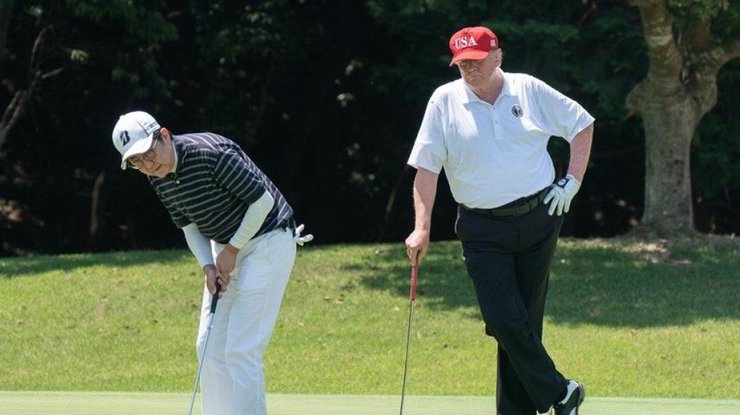 Трамп играет в гольф/ Фото: uainfo.org