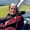 Добралась до самолетов: 90-летняя бабушка-экстрималка пересела за штурвал (видео)