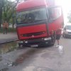 В Киеве грузовик провалился под асфальт