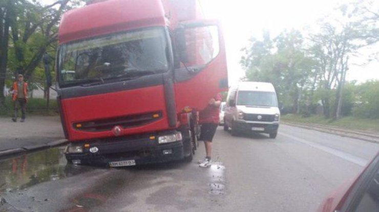 Под колесами грузовика провалился асфальт/ Фото: "Киев оперативный"