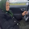 На Закарпатье 90-летняя бабуля устроила дрифт в поле на кабриолете (видео)