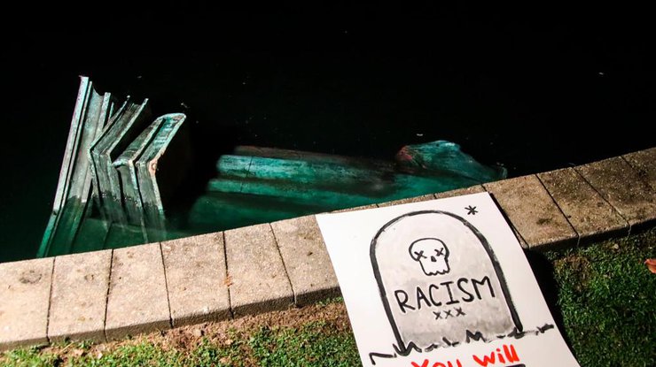 В США активисты снесли и утопили памятник Колумбу/ Фото: nypost.com