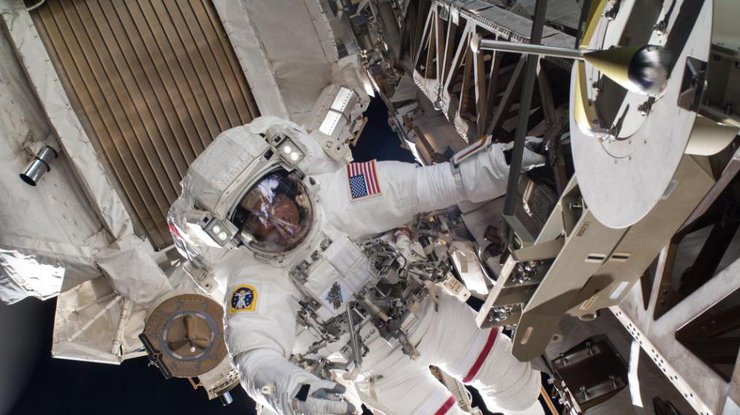 Американские астронавты готовятся выйти в открытый космос/ Фото: NASA