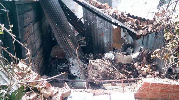 В Широкино боевики разрушили дом мирных жителей/Фото: пресс-центр Штаба ООС, Facebook