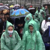 У болоті під дощем: сотні українців застрягли на кордоні з Польшею