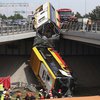 В Польше автобус с пассажирами попал в жуткое ДТП (видео)