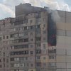 В Киеве горят квартиры рядом со взорвавшимся домом (видео)