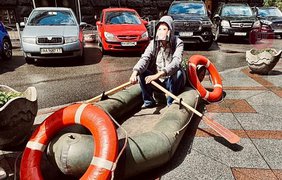 На човні у центрі столиці. Креативний флешмоб біля Ради через проблеми Дунайського пароплавства